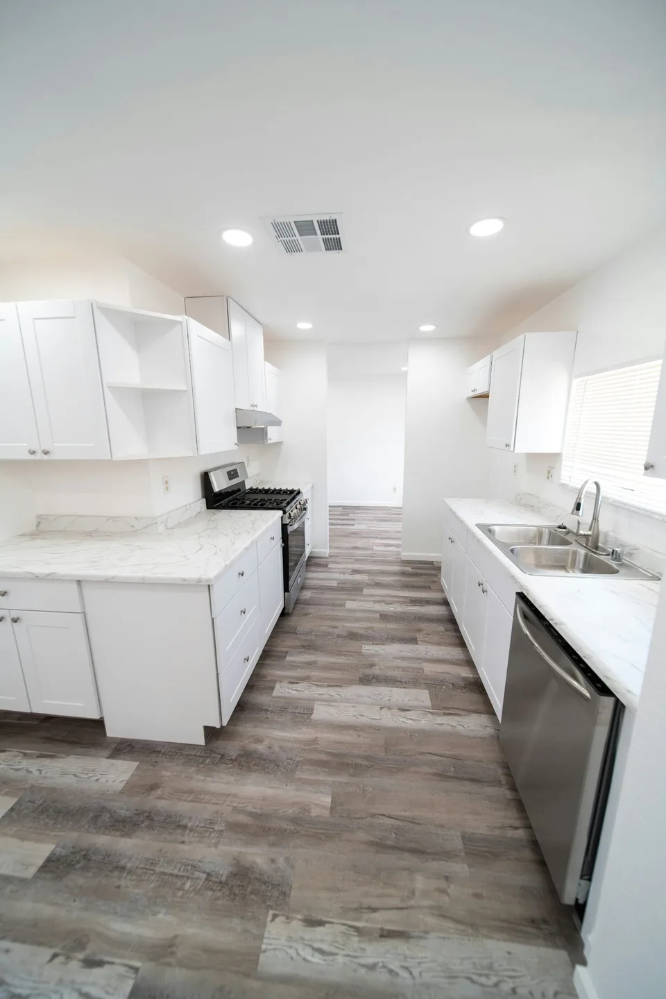 A builder-grade kitchen, original photo